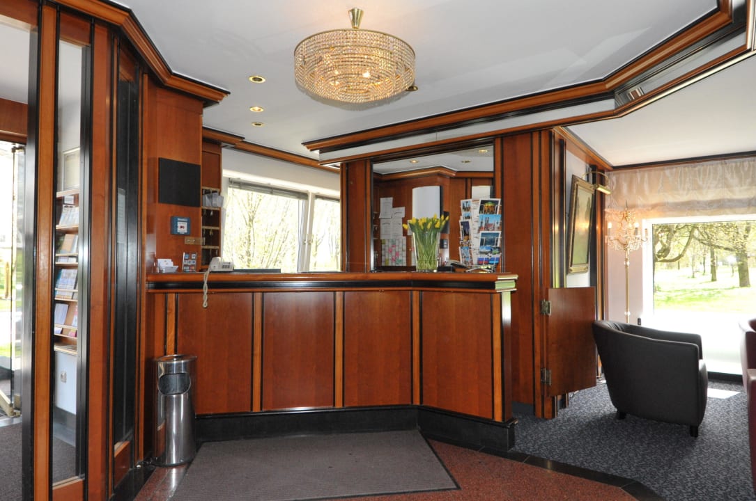 Rezeption im Hotel in München Sendling Parkhotel Ambassador