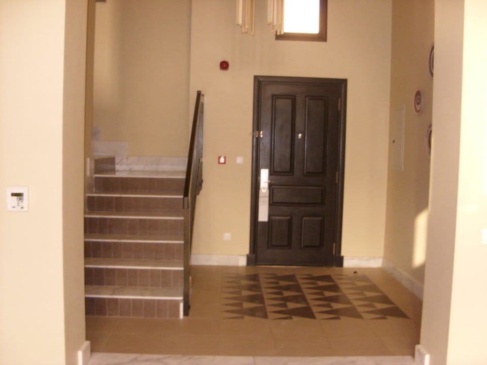 Treppe und Eingang der Villa The Cove Rotana Resort
