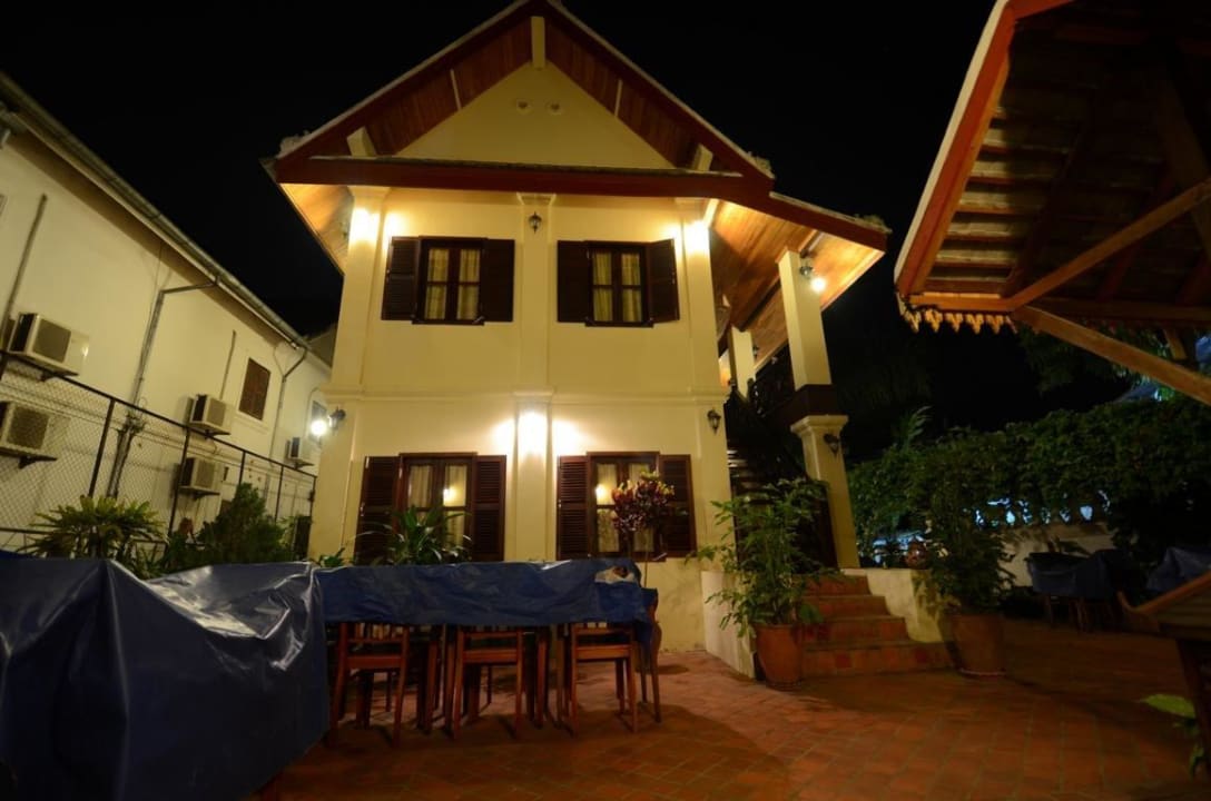 Innenhof bei Nacht Hotel Villa Saykham