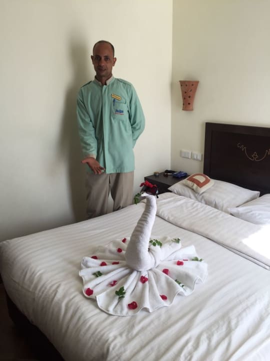 Unser fleißiger und netter Housekeeper  Three Corners Sea Beach Resort