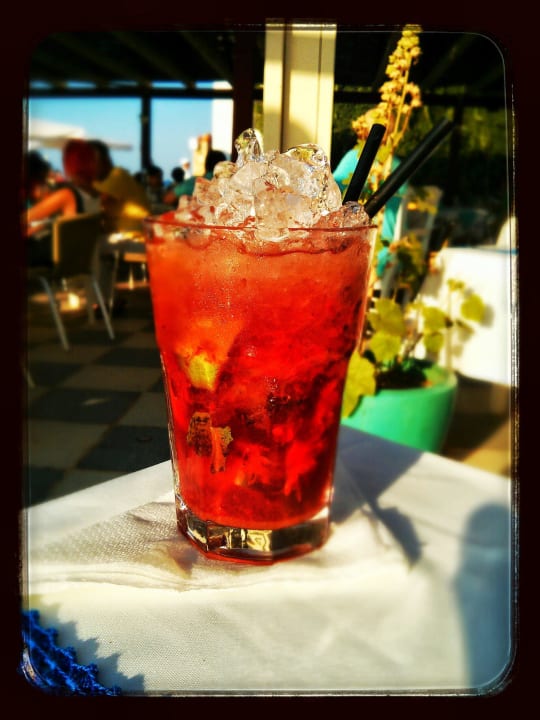 1A Strawberry Caipiroska an der Hotel-Bar Golden Beach Rethymnon