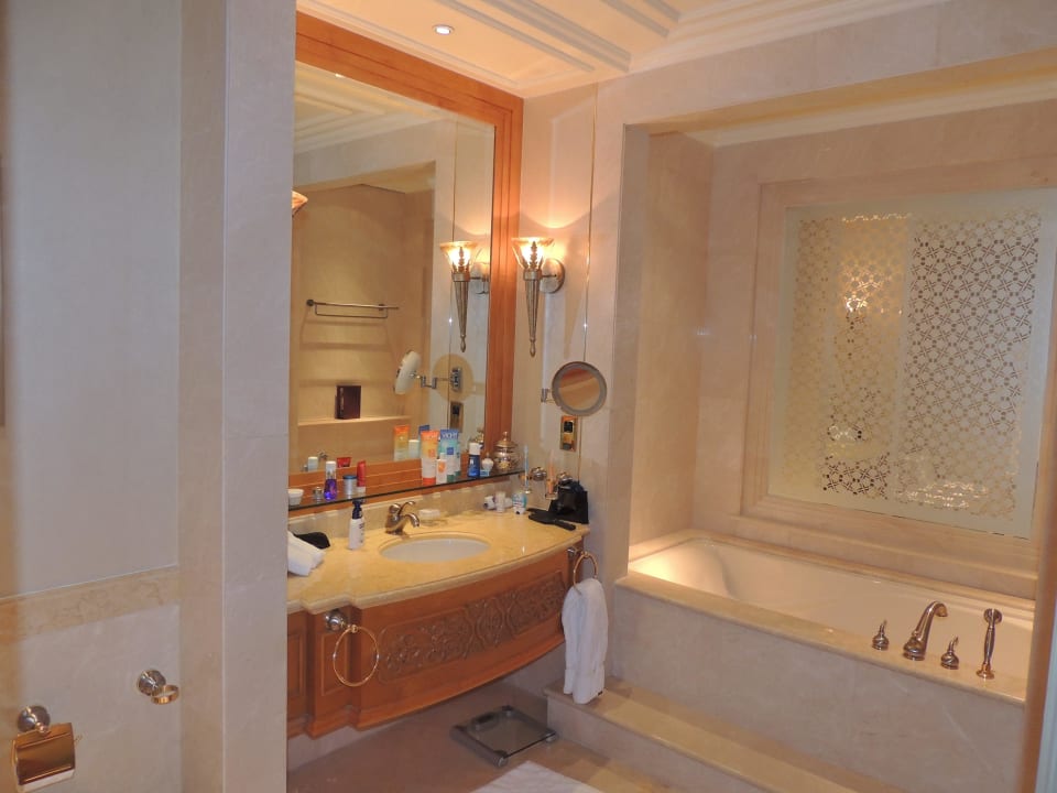 Bad mit Wanne auf der einen Seite Emirates Palace Mandarin Oriental