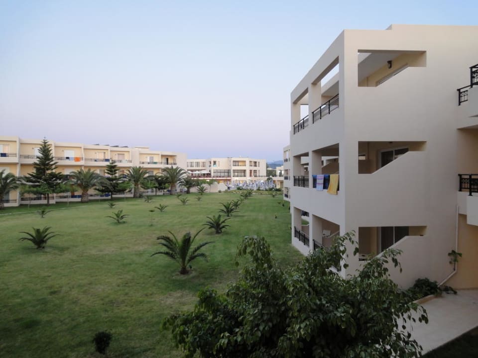 Rasenanlage Vantaris Palace