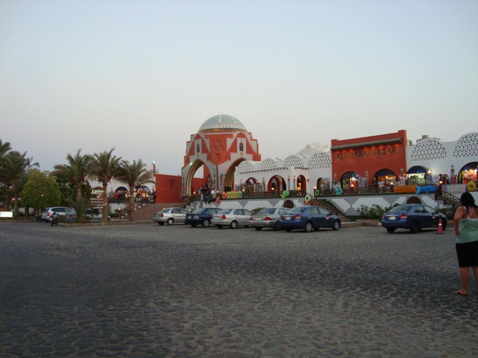 Einkaufsmeile vorm Hotel  Arabia Azur Resort