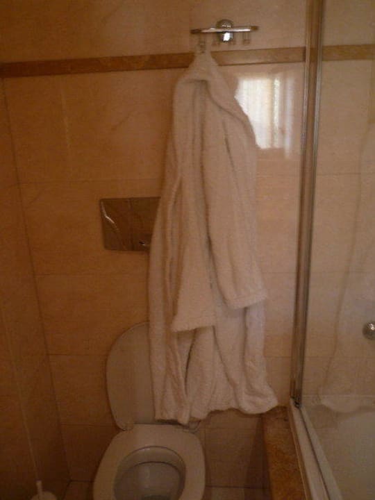 Unhygenischer Bademantelhalter direkt über dem WC Seaside A Lifestyle Resort