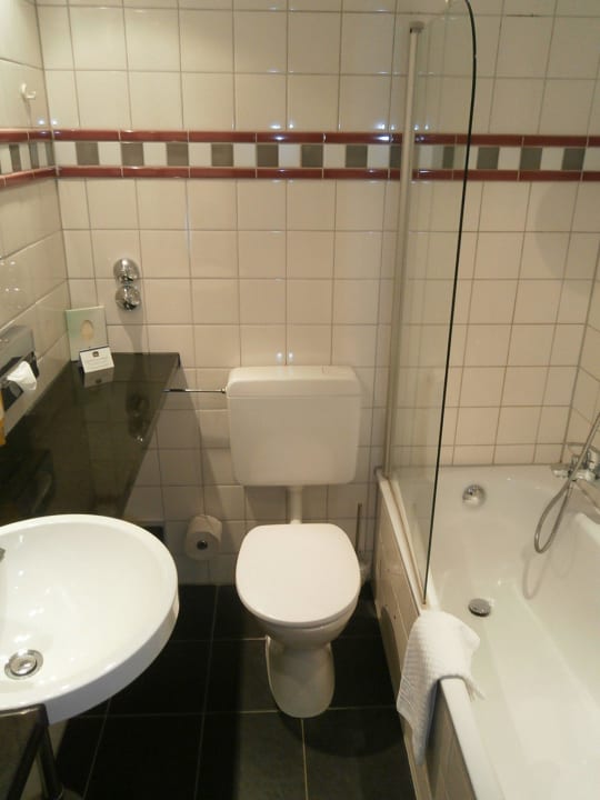 Badezimmer mit Wanne The Domicil Hotel Frankfurt City