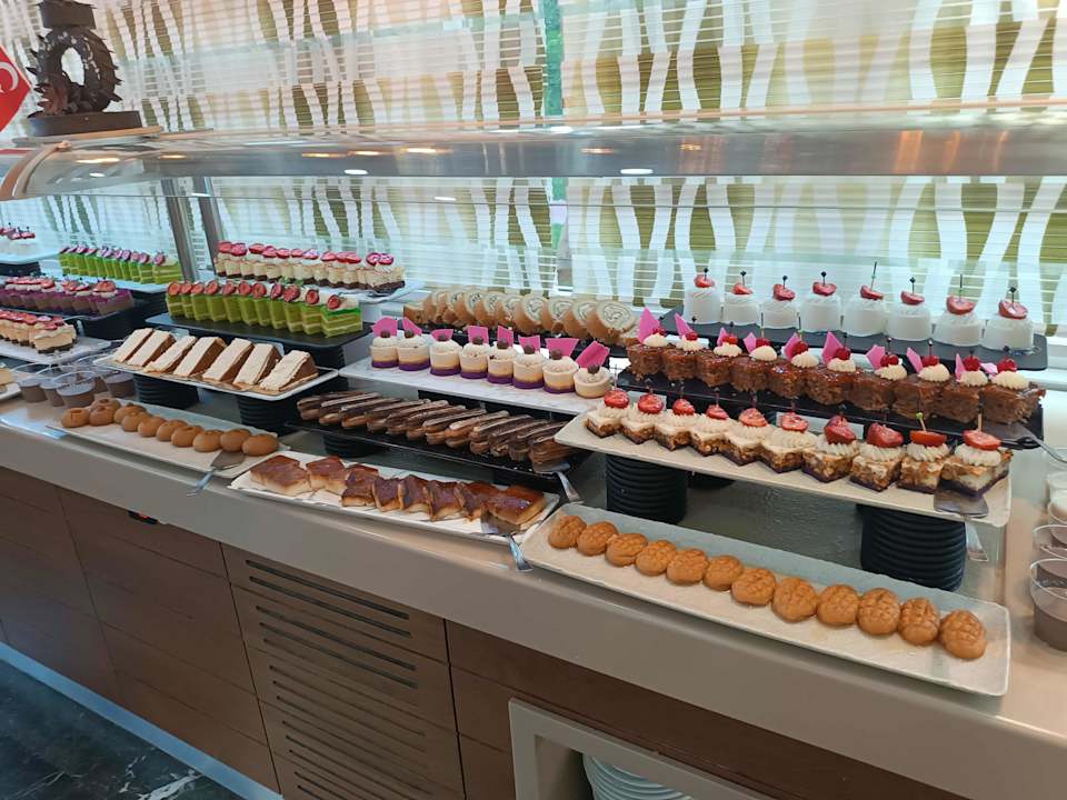 Gastro Saturn Palace Resort Hotel