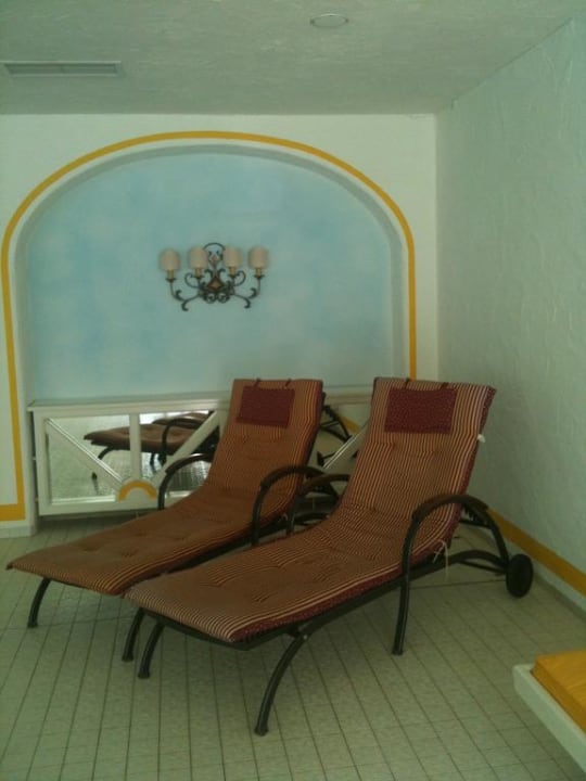 Liegen im Poolbereich Mühl Vital Resort