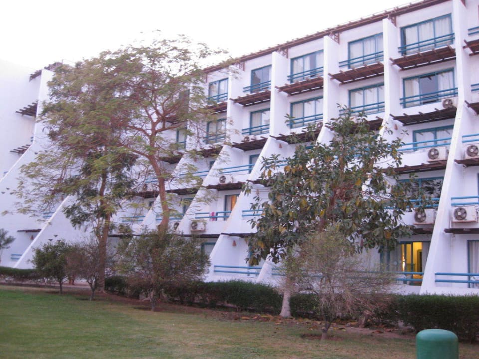 Das Haupthaus aus der Sicht vom Garten Shams Safaga Resort