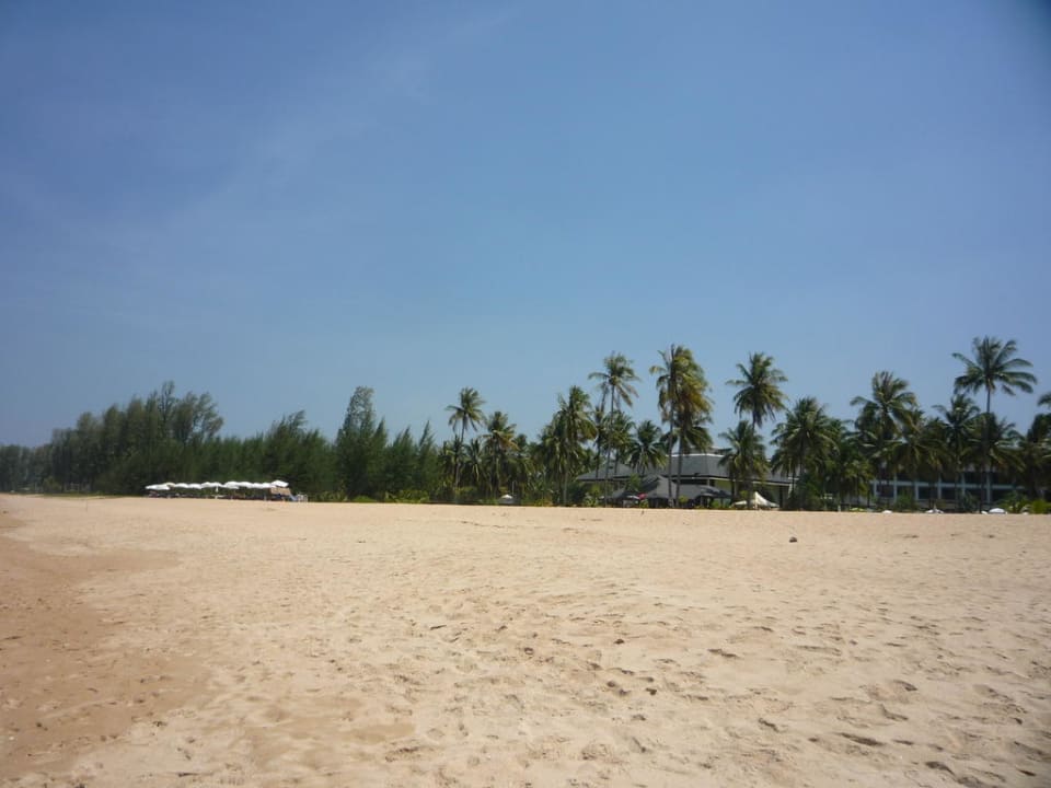 Blick von Weitem zu den Hotelliegen am Strand Khaolak Orchid Beach Resort