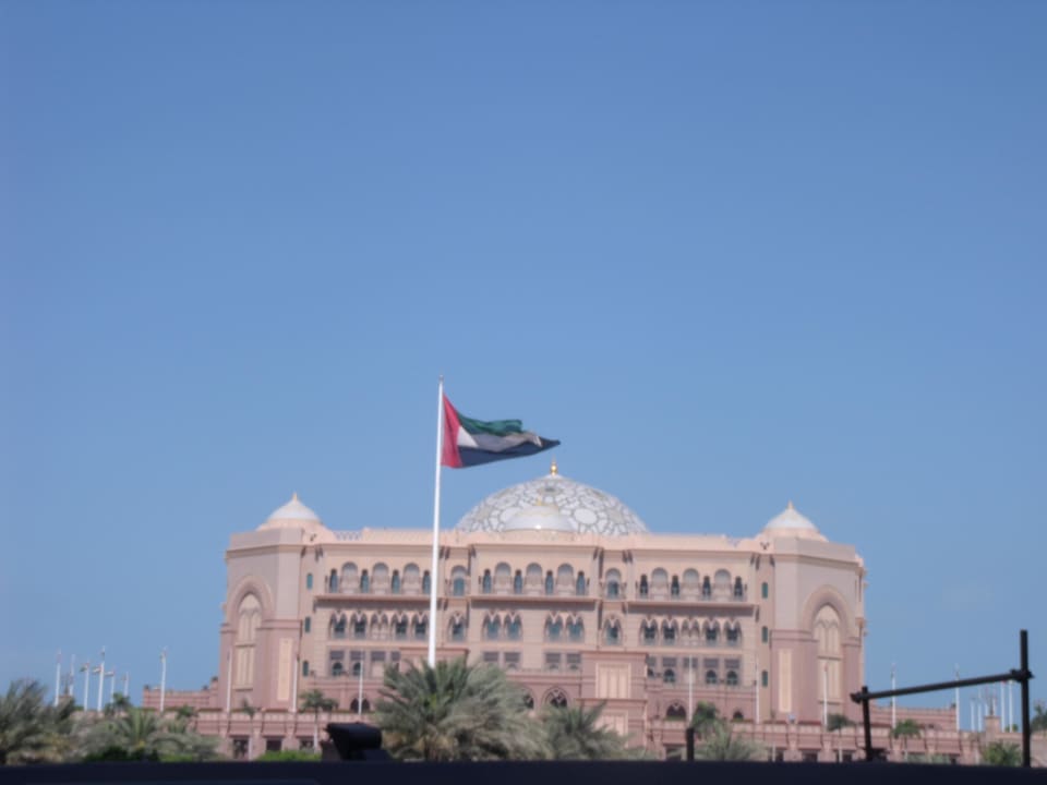 Direkt gegenüber vom Hotel Emirates Palace Mandarin Oriental
