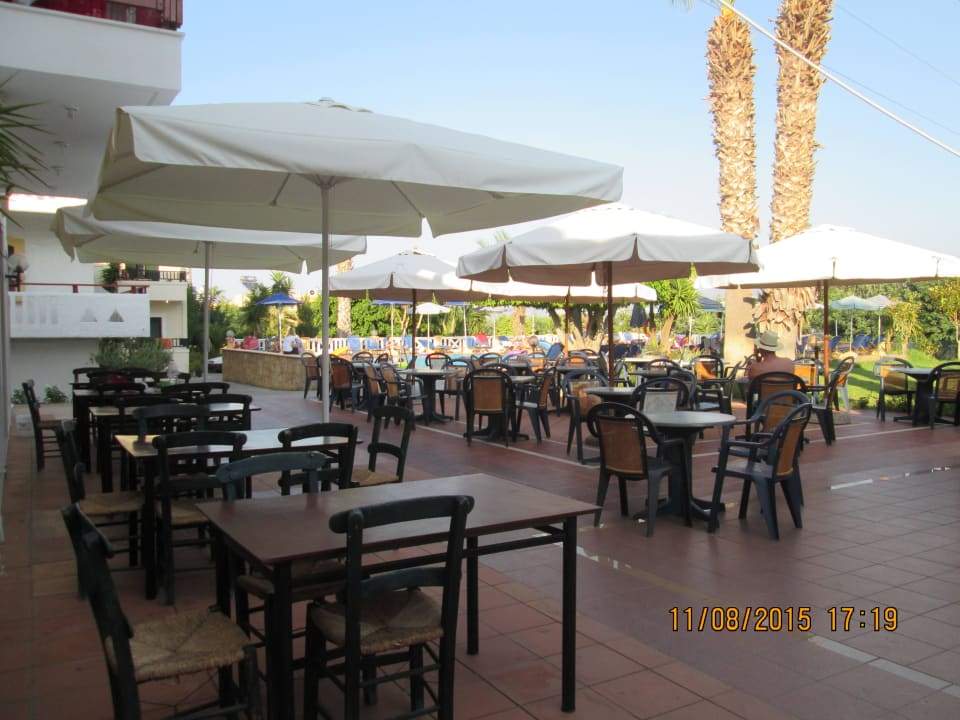 Hier kann mann sich hinsetzen zum essen  Hotel Corina & Paloma Garden
