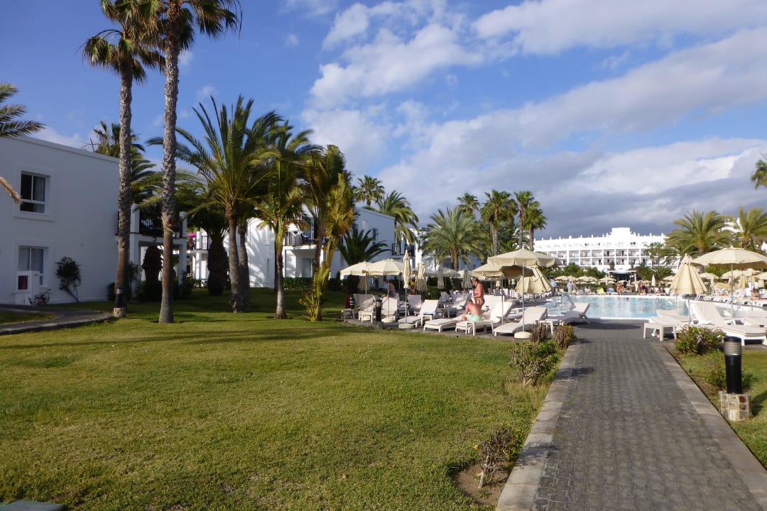 Blick vom Pool und Garten auf das Haupthaus Hotel Riu Palace Meloneras