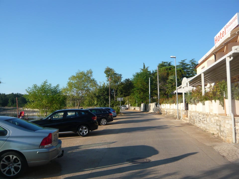 Nur eine kleine Straße zwischen Hotel und Strand Hotel Zlatna Vala