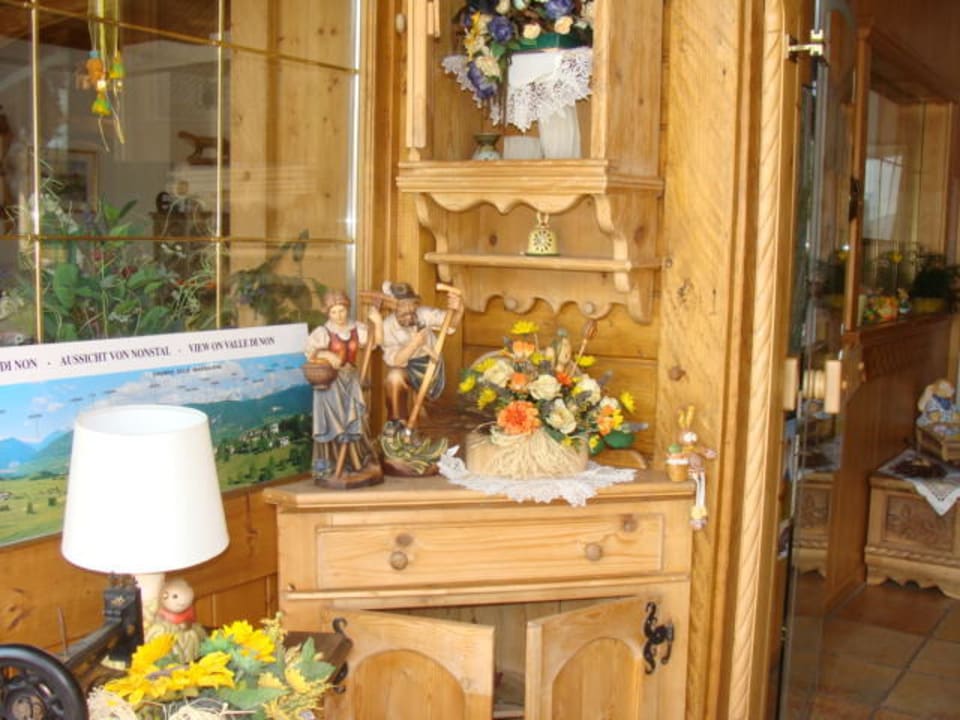 Entrata abbellita da fiori Hotel Belsoggiorno