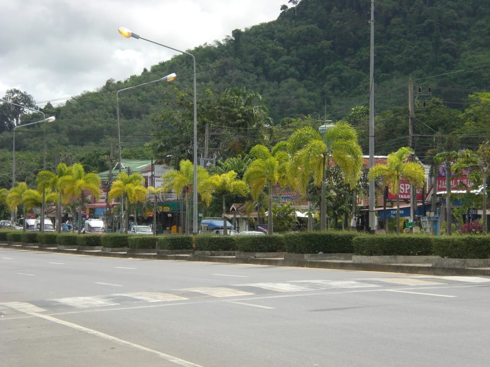 Hauptstraße vor dem Baan Khao Lak Baan Khaolak Beach Resort