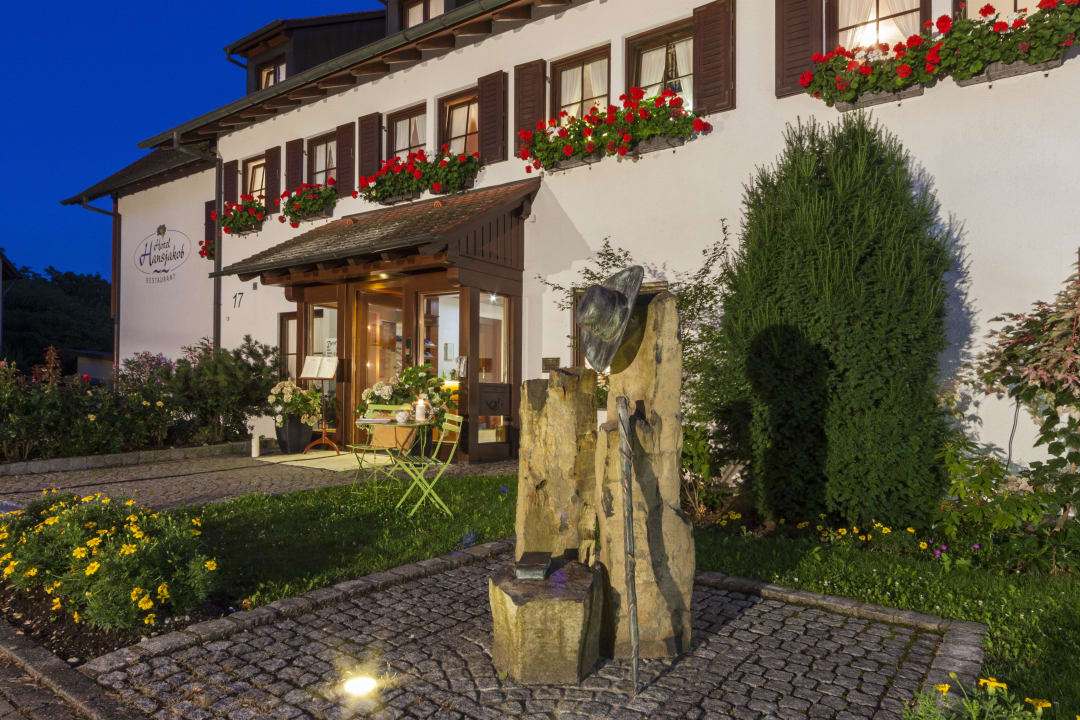Hotelansicht bei Nacht  Hotel Hansjakob