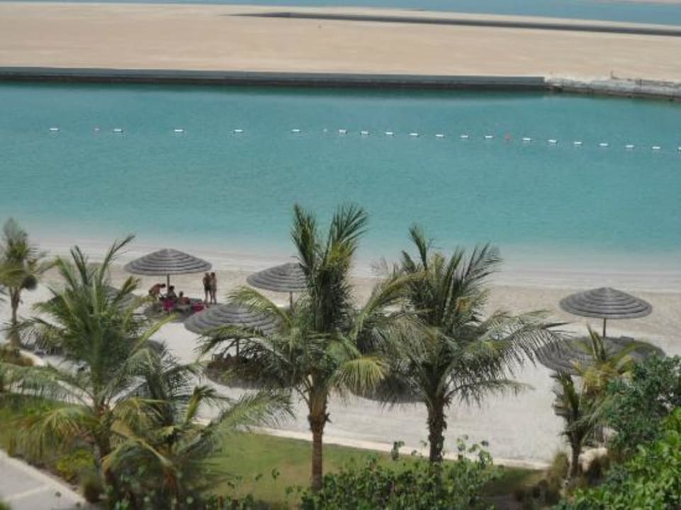 Sonnenschirme am Strand Al Raha Beach Resort & Spa