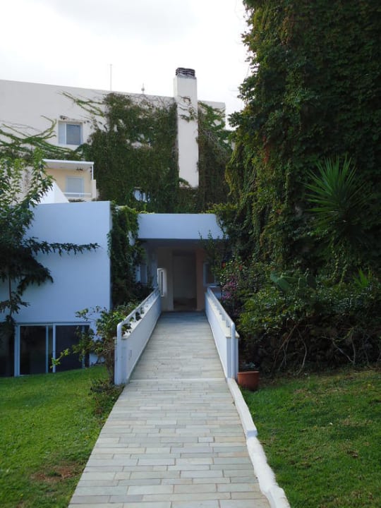 Weg zum Speisesaal Lyttos Beach Hotel