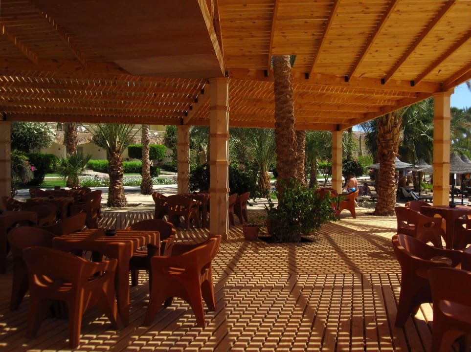 Die neue Holzkonstruktion an der Beachbar Brayka Bay Resort