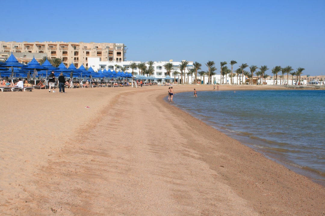 Schöner Strand mit Hotelanlage im Hintergrund The Grand Hotel Hurghada