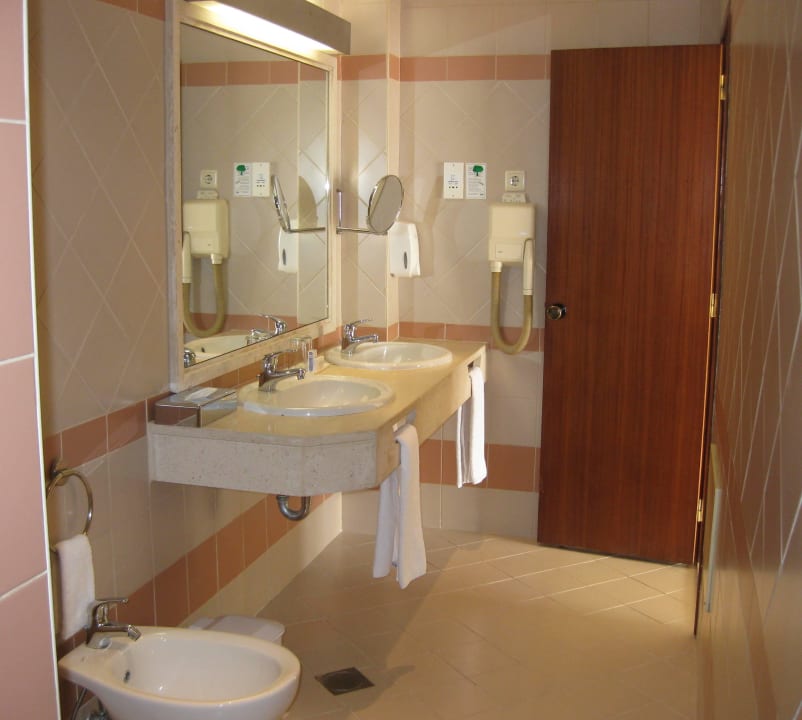 Bad mit Doppelwaschbecken Alpino Atlantico Hotel