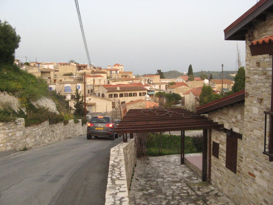 Blick von außen ins Dorf. Hotel Traditional Village Houses