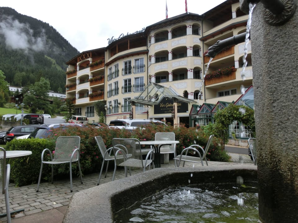 Blick auf den Haupteingang  Wellnessresort Vier Jahreszeiten