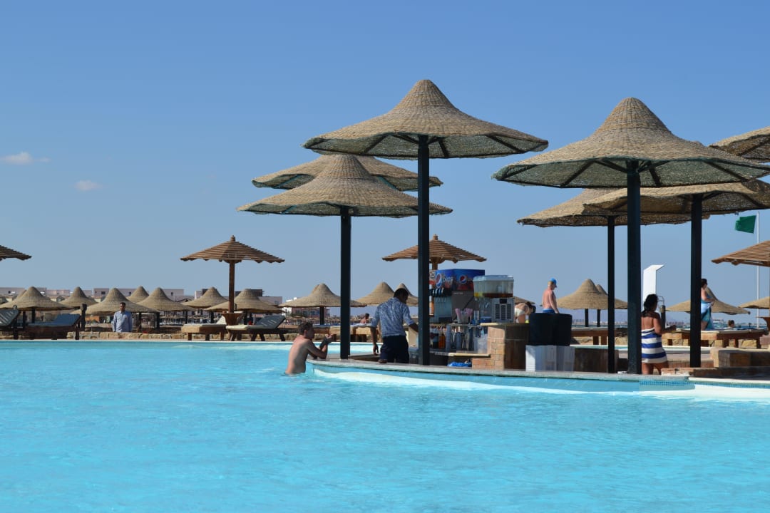 Бассейн возле пляжа Riviera Aqua Park Resort