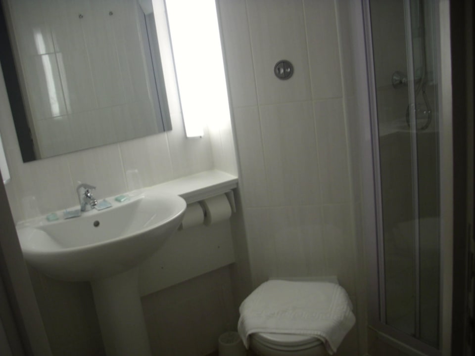 Zimmer 2 Bad Brit Hotel Rouen Sud – Val-de-Reuil
