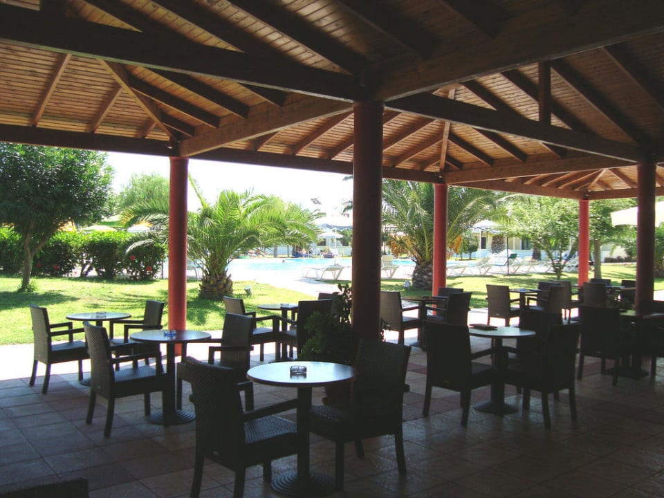 Bar mit Ausblick zum Garten und Pool Hotel Esperia