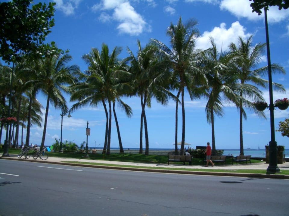 Strandpromenade Hotel Hyatt Place Waikiki Beach