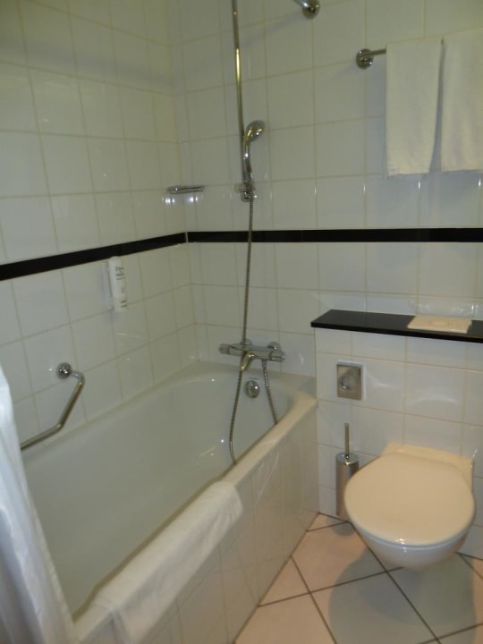 Badezimmer mit Wanne Scandic Wrocław