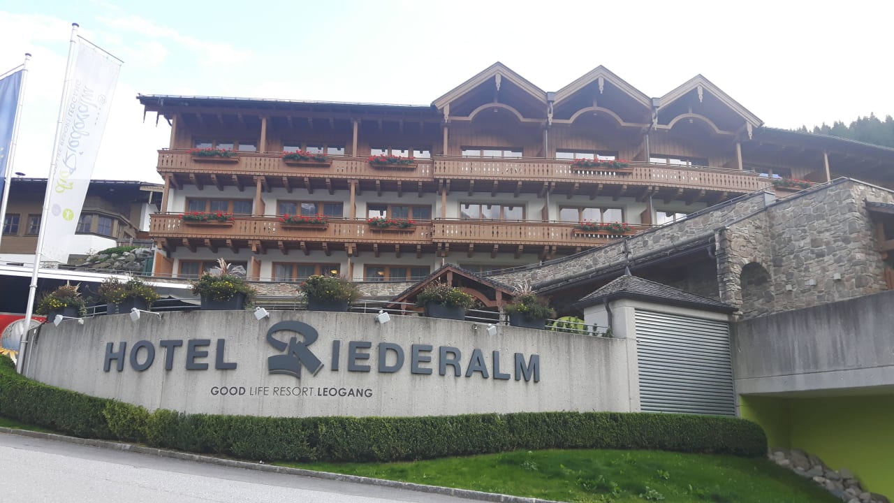 Sicht von der Zufahrt aus Hotel Riederalm