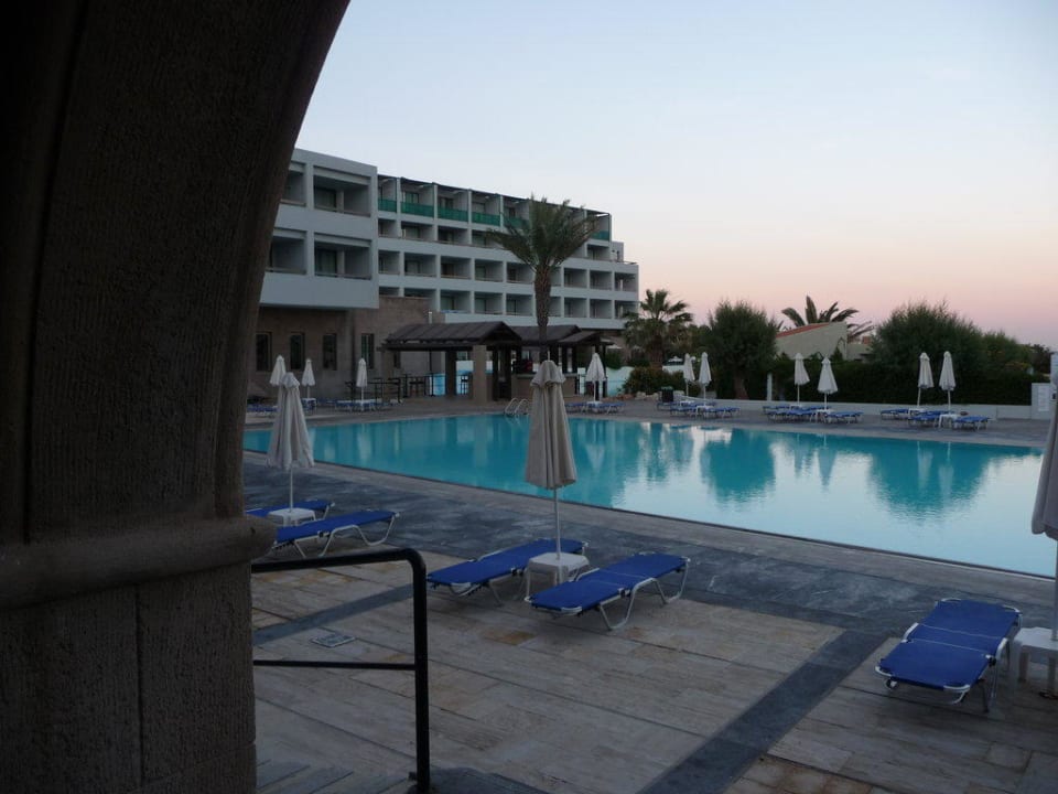 der Pool in der Abenddämmerung Grecotel LUXME Dama Dama