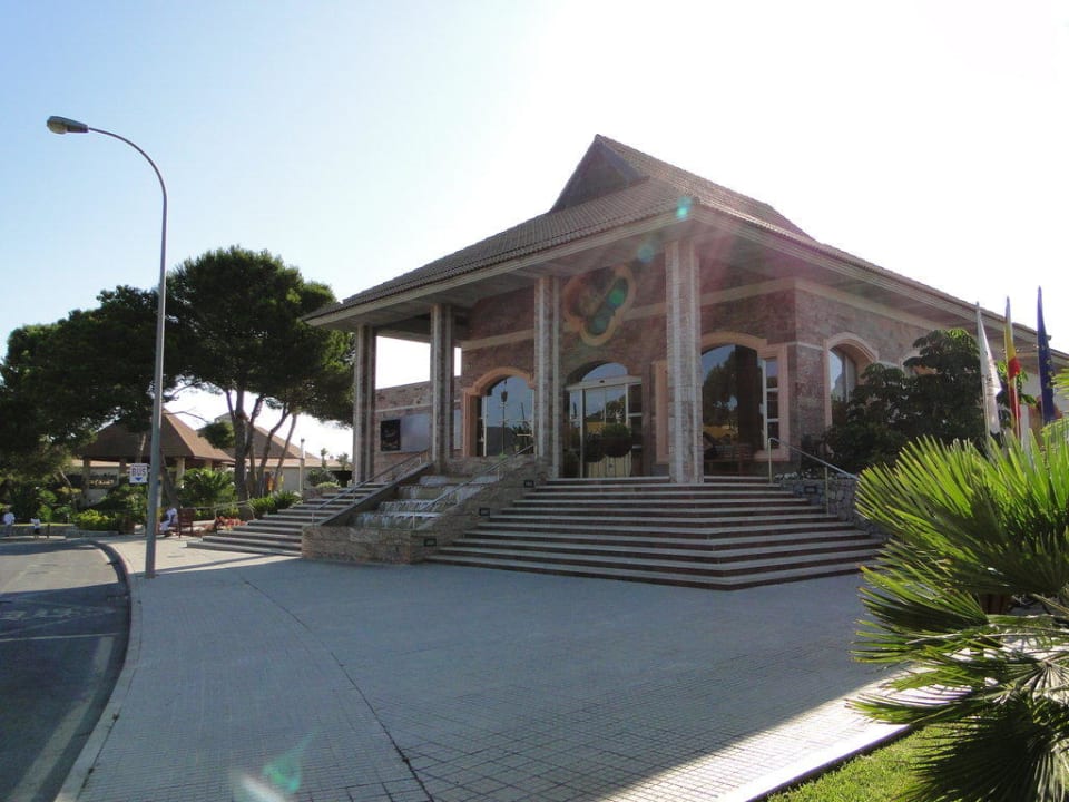 Eingang zum Hotel VIVA Cala Mesquida Suites & Spa 16+