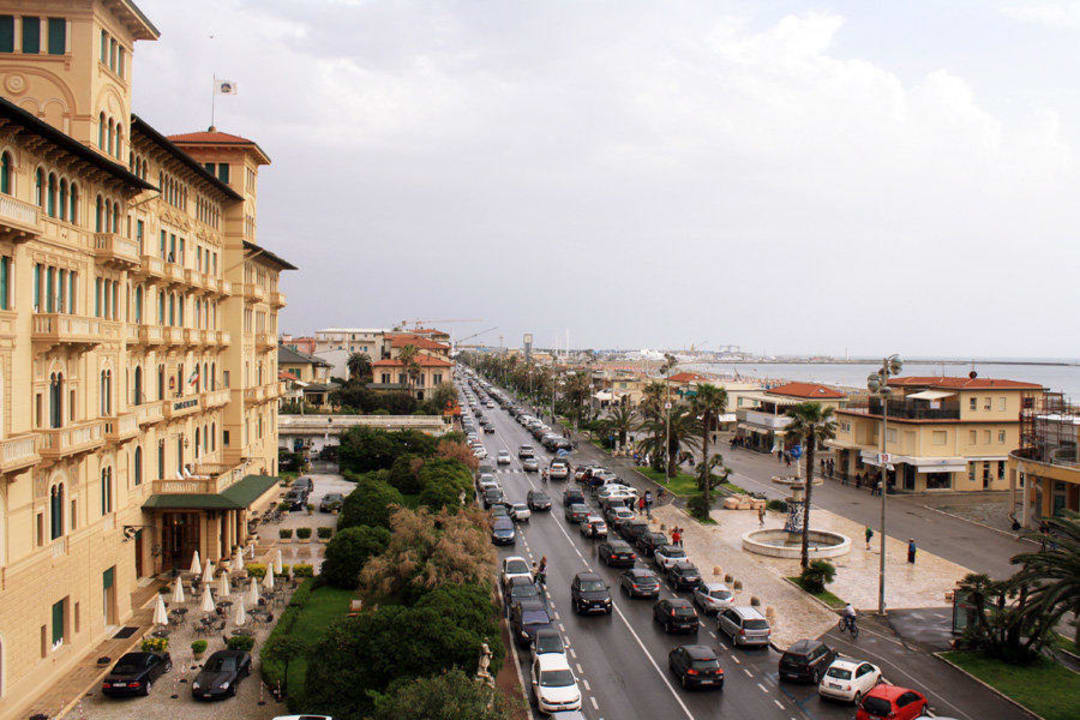 Hauptstrasse zwischen Hotels und Promenade Hotel Villa Tina