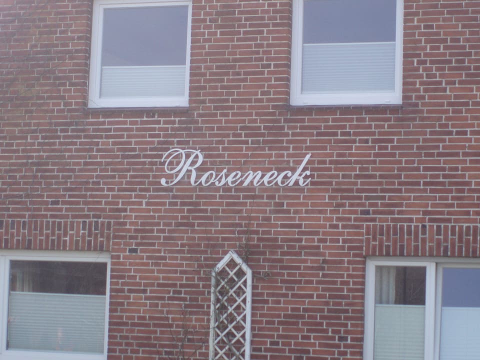 Vor dem Haus Gästehaus Roseneck