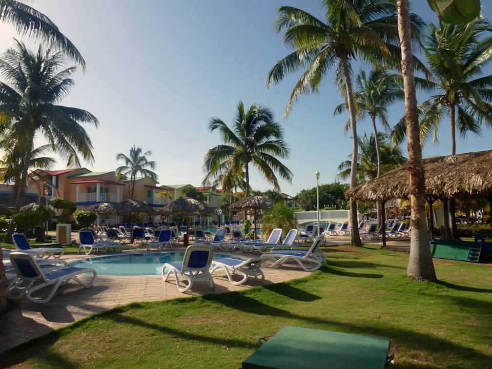 Hauptpool inmitten der Bungalows Iberostar Origin Taínos