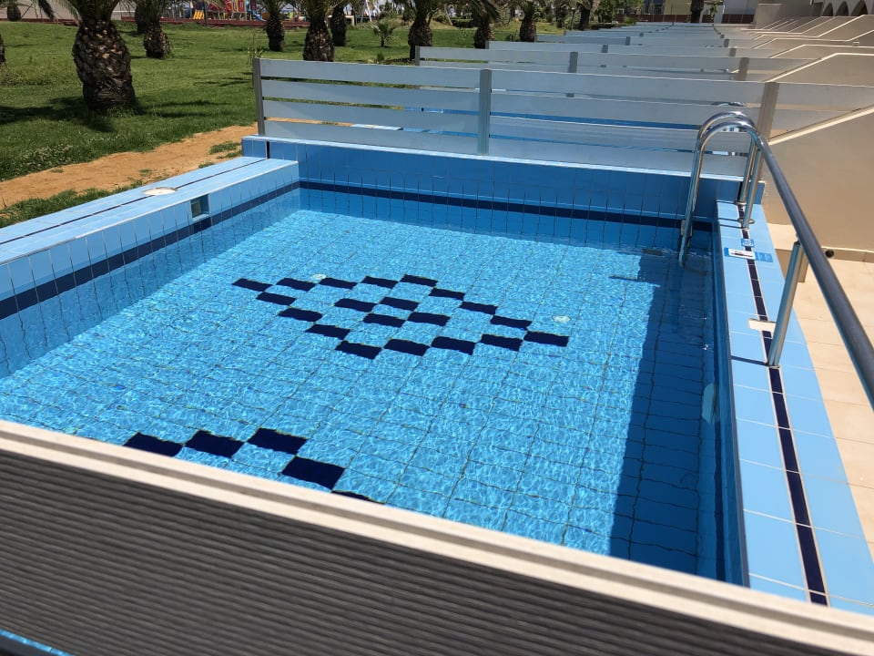 Pool Vantaris Palace