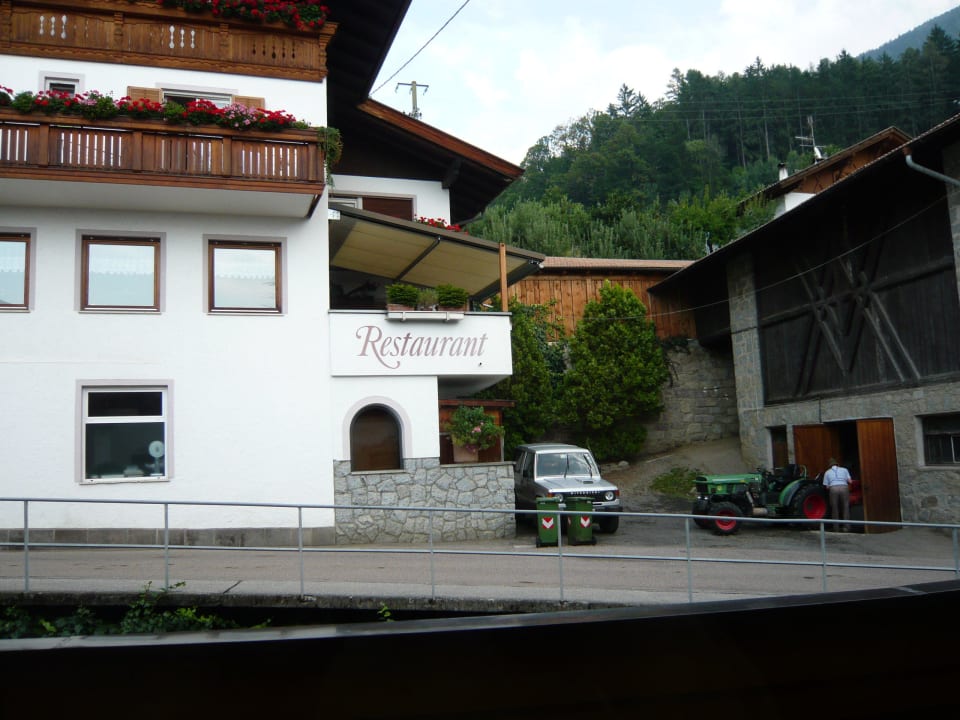 Blick auf gegenüberliegendes Hotel Hotel Moserhof