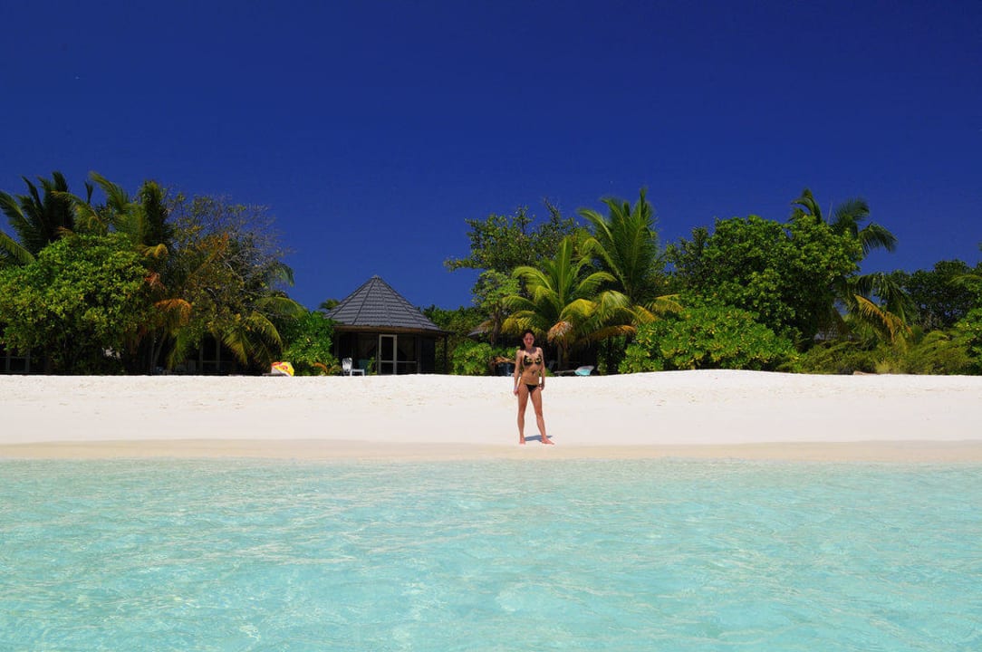 Strand vor unteren Jacuzzi Bungi 130 Kuredu Island Resort & Spa