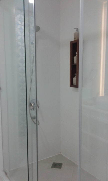 Super große Dusche - ausreichend für zwei The Cliff Resort & Residences