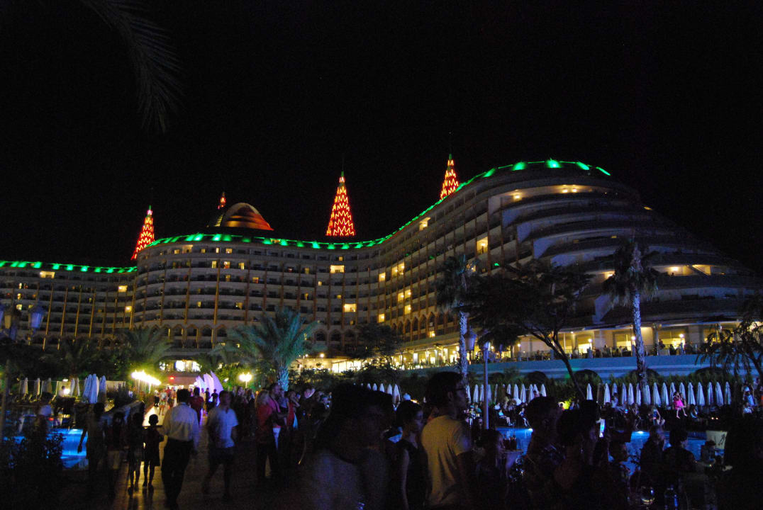 Отель вечером Hotel Delphin Imperial