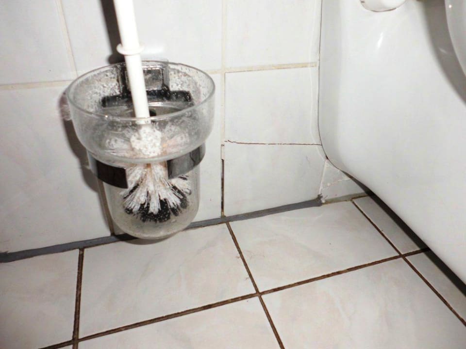 Fliesenbruch rechts und links der Toilette Hotel Schöne Aussicht