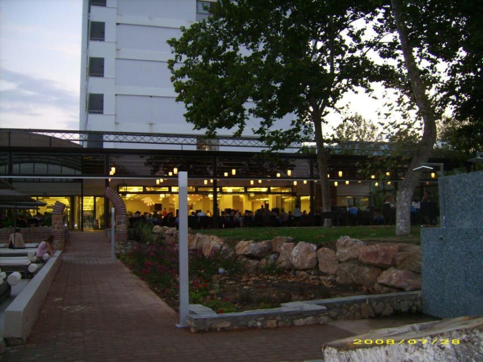 Sicht auf Hotel und Restaurant Cronwell Platamon Resort