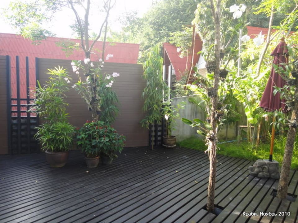 Бар у бассейна Avani Ao Nang Cliff Krabi Resort