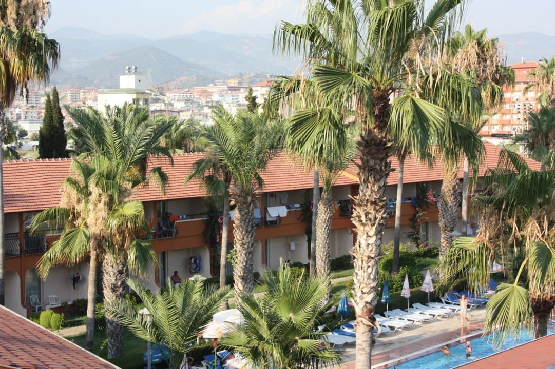 Von der Dachterrasse Club Turtas Beach Hotel