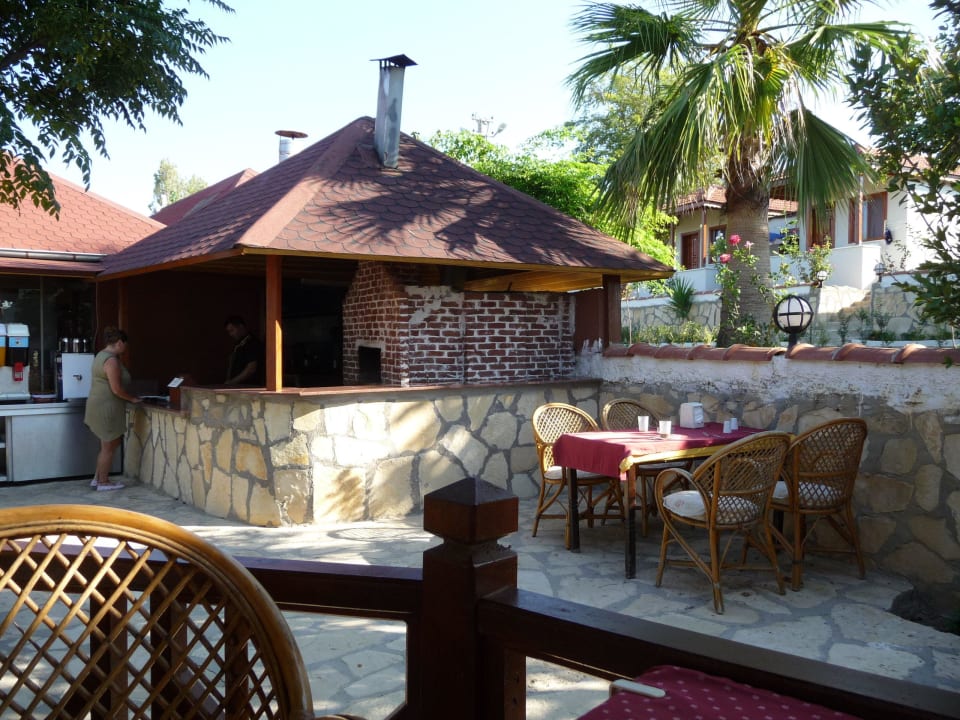 Aus diesem Steinbackofen kommen jeden zweiten Tag  Adora Calma Beach Hotel