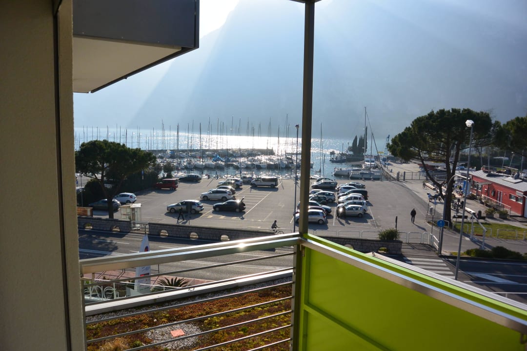 Blick vom Balkon zum Jachthafen Residence Centro Vela